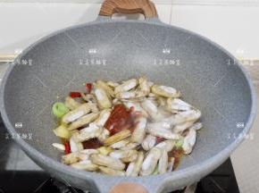 加入料酒、蒜蓉辣酱、生抽、白糖，