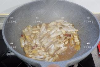 翻炒均匀之后，加盖转中小火将蛏子焖至全部开口关火即可