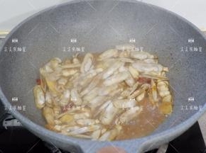 翻炒均匀之后，加盖转中小火将蛏子焖至全部开口关火即可