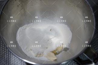 除黄油和盐外，主面团材料全部投入厨师机