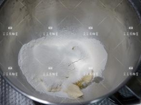 除黄油和盐外，主面团材料全部投入厨师机