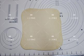 擀成正方形面片。