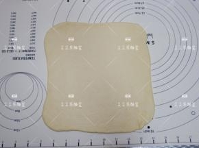 擀成正方形面片。