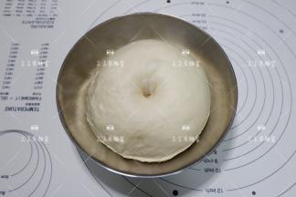 揉好的面团滚圆，放入容器盖上保鲜膜。25-28温度下发酵至2-2.5倍大