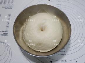 揉好的面团滚圆，放入容器盖上保鲜膜。25-28温度下发酵至2-2.5倍大