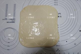 在面片2/3处均匀的涂满炼乳酱
