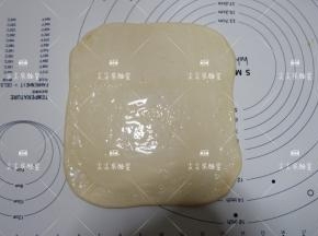 在面片2/3处均匀的涂满炼乳酱