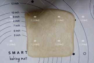 最后擀开成1cm厚的正方形。