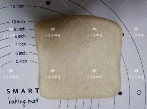 最后擀开成1cm厚的正方形。