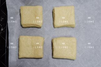 切好放入烤盘，进行最后发酵，发酵至2倍大就可以了。不要发酵过度