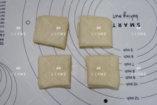 将四周一圈切掉，然后切成大小一样的小方块。