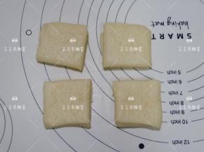 将四周一圈切掉，然后切成大小一样的小方块。