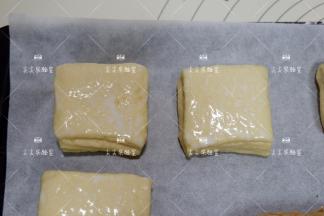 发酵好，表面刷牛奶液，放入预热好的烤箱，175烘烤20分钟左右，表面金黄上色即可。