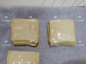 发酵好，表面刷牛奶液，放入预热好的烤箱，175烘烤20分钟左右，表面金黄上色即可。