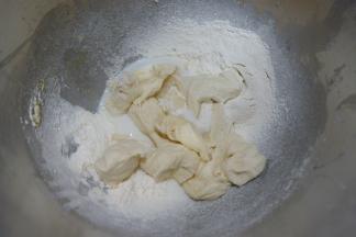 将发酵好的种面团取出剪成小块也丢进去，将面团揉至扩展