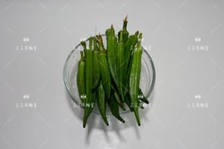 秋葵清洗干净。

秋葵别煮大了，煮太软就不好吃了。