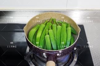 锅中加入盐和水，煮沸后下秋葵焯水至熟