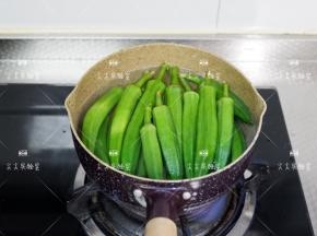 锅中加入盐和水，煮沸后下秋葵焯水至熟