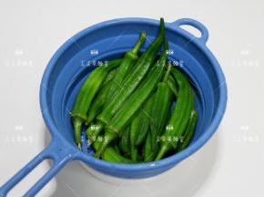 焯好立刻捞出放入冰水中浸泡至凉，然后沥水备用。
