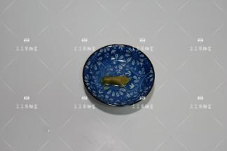 辣根放入小碟中。
