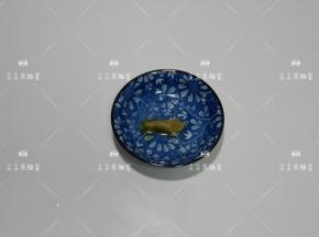 辣根放入小碟中。