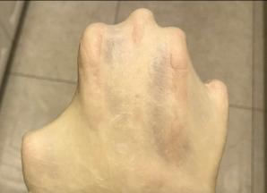 10分钟左右达到扩展阶段时加入软化的黄油，然后继续揉出手套膜。