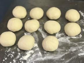 将发好的面团分成10-12份，我买的台湾迷你肠很小，所以份数较多，大家可以做大一些的，但注意后面烘烤时间要适当延长一点。