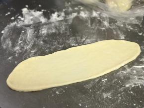 每份擀成长舌状，擀的时候注意底下不要有太多面粉，否则擀不了的。