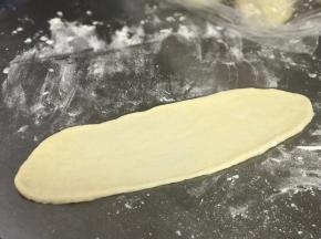 每份擀成长舌状，擀的时候注意底下不要有太多面粉，否则擀不了的。