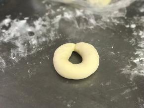 如图卷成环，两头捏紧，依次完成所有。