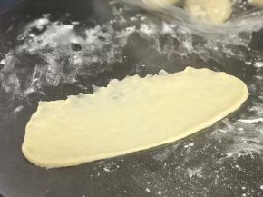 一边用手指抹薄。