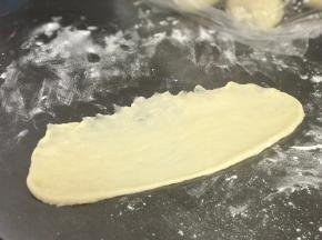 一边用手指抹薄。