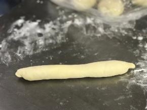 从没擀薄的那头开始卷起，收口封紧。