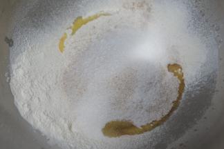 除黄油外，面团材料全部混合，厨师机1-2档切换，将面团揉至扩展状态