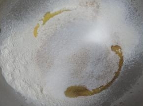 除黄油外，面团材料全部混合，厨师机1-2档切换，将面团揉至扩展状态