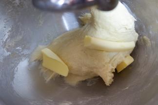 然后加入黄油揉至完全扩展状态。