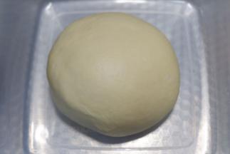 揉好的面团滚圆，放入容器盖上保鲜膜。25-28温度下发酵至2-2.5倍大