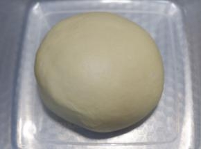 揉好的面团滚圆，放入容器盖上保鲜膜。25-28温度下发酵至2-2.5倍大