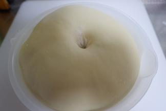 发酵好的面团，手指粘干粉轻戳，不塌陷不回缩（或者缓慢回缩）