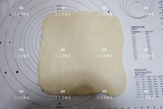 发酵好的面团，擀成正方形面片