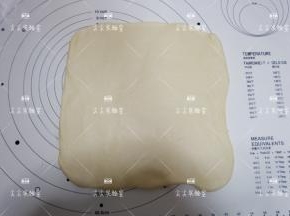 发酵好的面团，擀成正方形面片