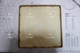 用叉子扎出无数的小眼