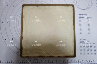 放入28*28的烤盘，边缘整形好擀平，让面片薄厚相同