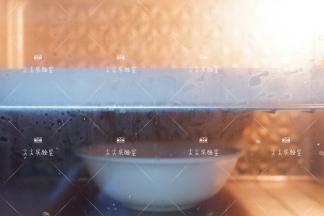 放入烤箱，底部放一碗热水，进行2次发酵，发酵至2倍大