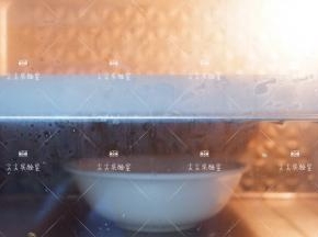 放入烤箱，底部放一碗热水，进行2次发酵，发酵至2倍大
