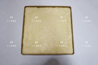 发酵好取出，表面均匀的刷蛋液，牛奶，沙拉酱均可