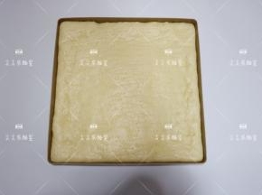 发酵好取出，表面均匀的刷蛋液，牛奶，沙拉酱均可