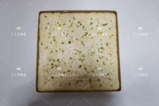 撒上香葱碎，白芝麻