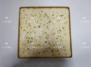 撒上香葱碎，白芝麻