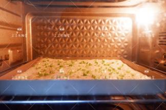 预热好的烤箱，上下火180度烘烤18分钟左右，表面金黄上色即可。